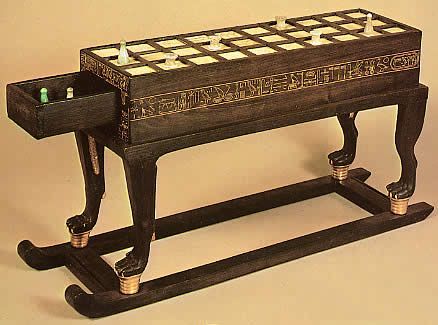 Některé herní sady byly nákladně zdobené a měly i svůj vlastní zabudovnaý stolek.