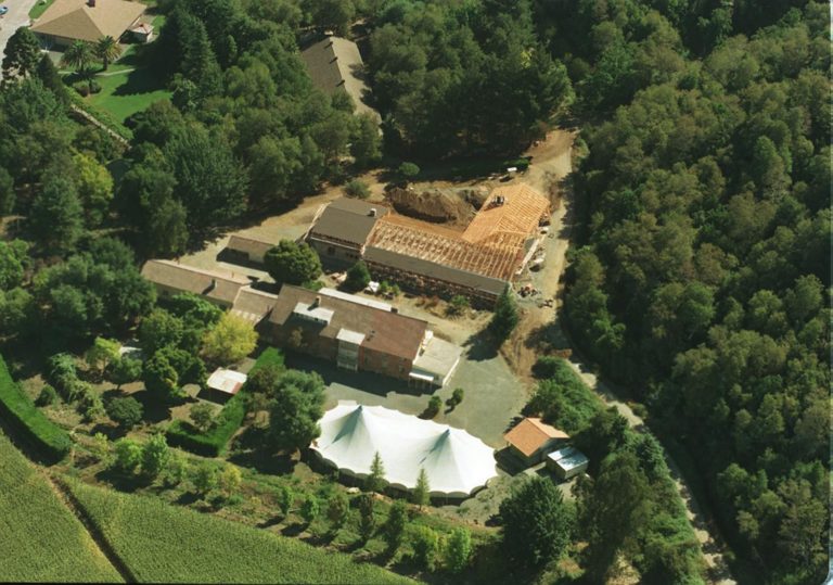 Dnes se místo jmenuje Villa Baviera a je otevřené pro turisty.
