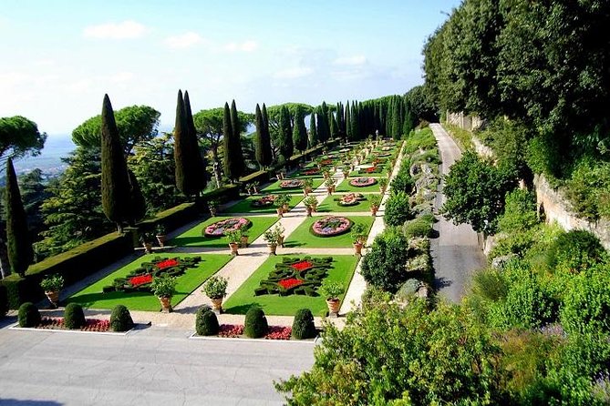 Vatikánské zahrady jsou hotovým rájem na zemi.