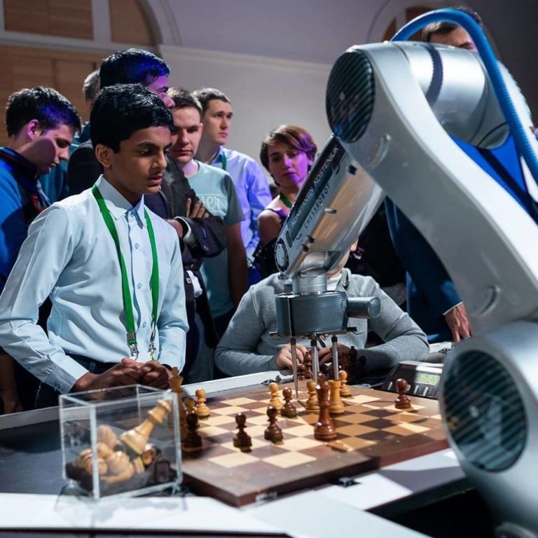 Člověk proti umělé inteligenti často nemá šanci. Šachový robot předvede svou hru na šampionátu v St. Peterburgu v roce 2018.