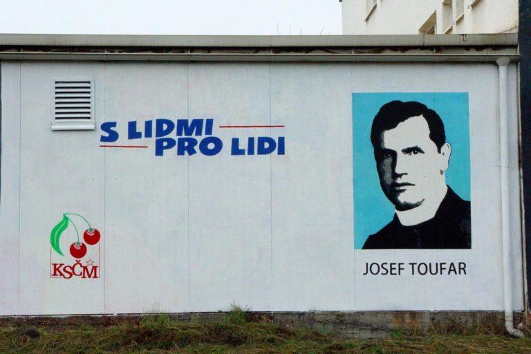 Volební heslo KSČM nenechá Timo roku 2013 bez odezvy. Spojí ho s portrétem Josefa Toufara – kněze, který byl v polovině minulého století komunisty unesen, celé týdny mučen a na následky svých zranění zemřel.