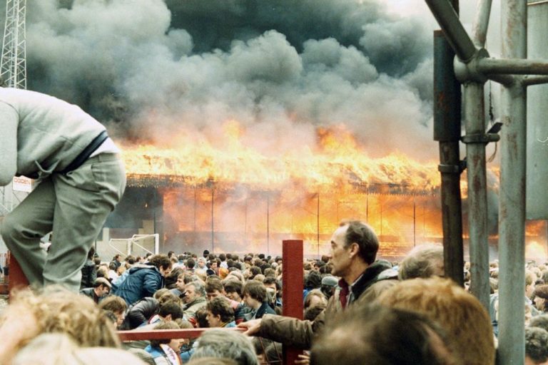 Stačí pár minut a stařičká dřevěná tribuna v Bradfordu zmizí v plamenech. I s fanoušky.