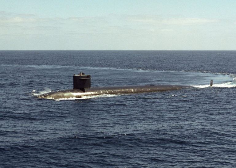 Ponorku doprovázela loď USS Skylark.