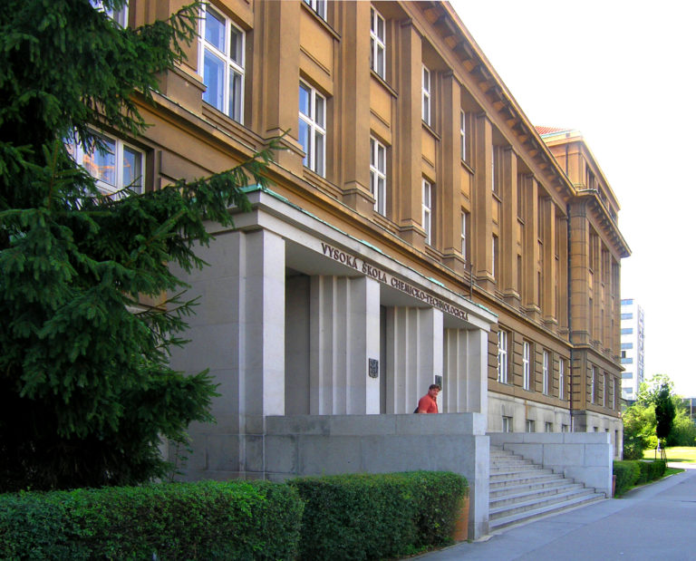 Když se od pražské techniky oddělí chemická část a zrodí se Vysoká škola chemicko.technologická, stane se jejím děkanem.