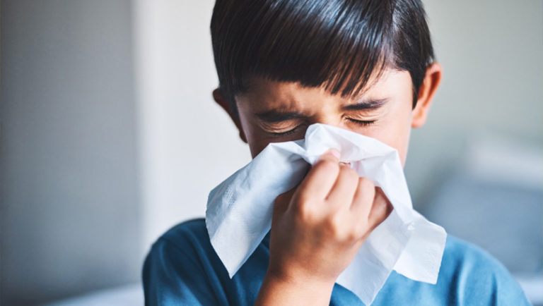 Chřipka je vysoce nakažlivé virové onemocnění vyskytující se po celém světě - v chladném období s menším počtem slunečních dní v oblastech mírného pásu a většinou během teplé vlhké sezony v tropických oblastech.