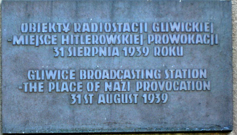 Plaketa v Gliwicích, připomínající události ze srpna 1939.