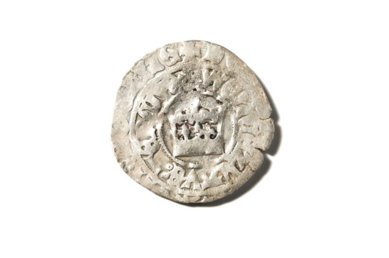 Nově zavedený královský monopol na ražbu mincí (tzv. mincovní regál) měl podpořit soustředění výroby ražených platidel do jednoho místa, jímž se stala opevněná mincovna v Kutné Hoře, známá pod označením Vlašský dvůr.