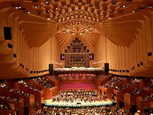 Varhany, umístěné v koncertním sále Opery v Sydney, mají 10 154 píšťal a jsou největšími mechanickými varhanami na světě.