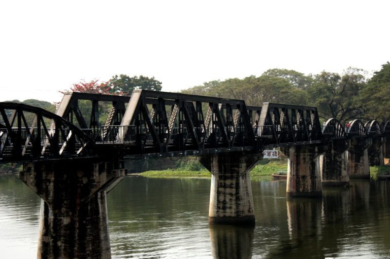 Součástí trati byl i most přes řeku Kwai, o jeho stavbě vznikl i slavný film.