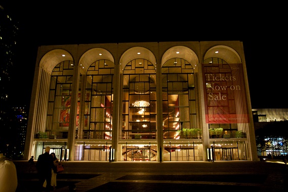 Dějištěm zpěvaččiných úspěchů se stane i newyorská Metropolitní opera.