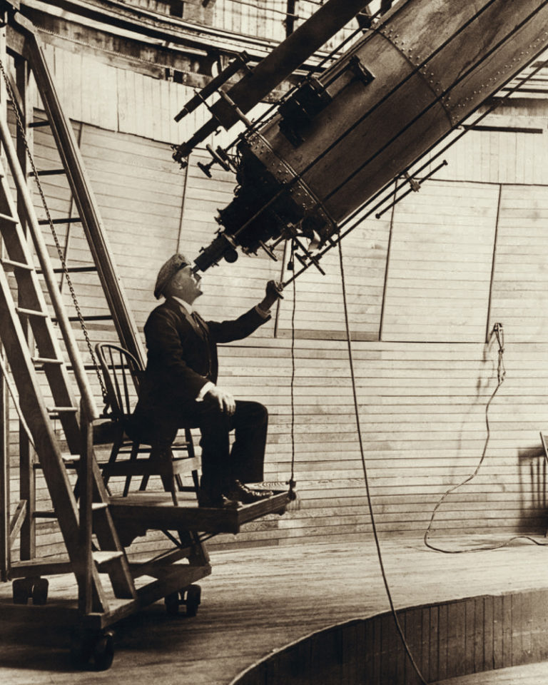 Lowell si kvůli pozorování oblohy zřídí vlastní observatoř.
