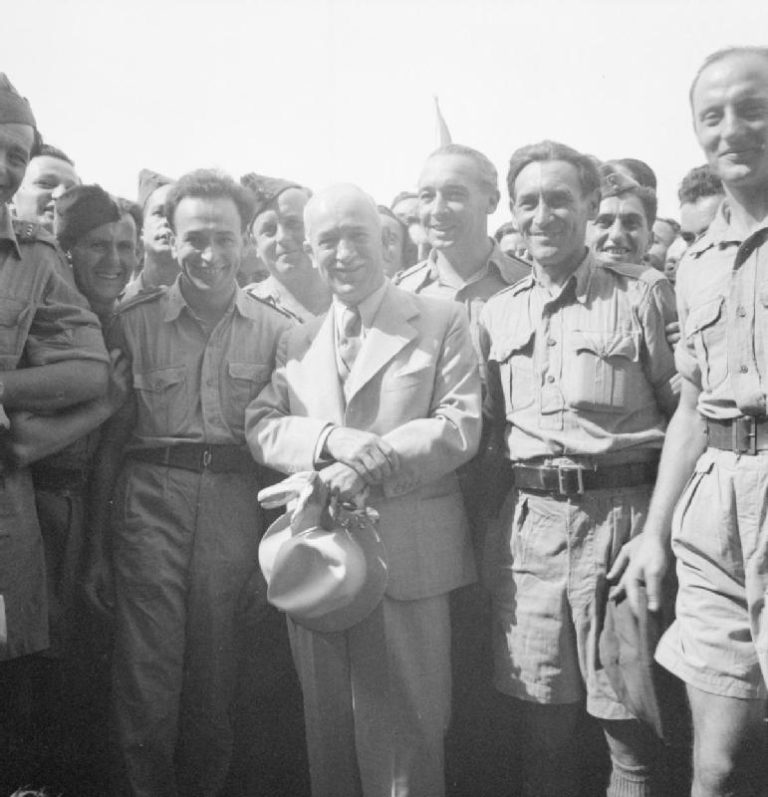 Prezident Edvard Beneš s československými letci po jejich návratu ze Středního východu.