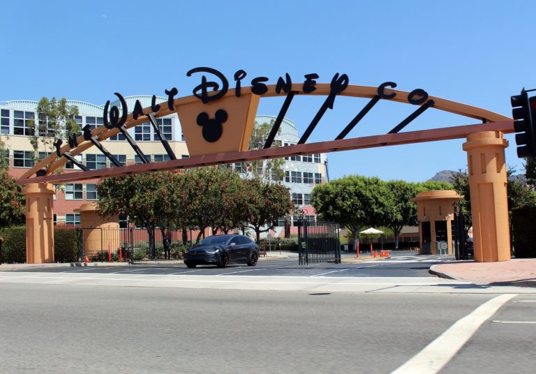 Studia Walt Disneyho najdete v Kalifornii.