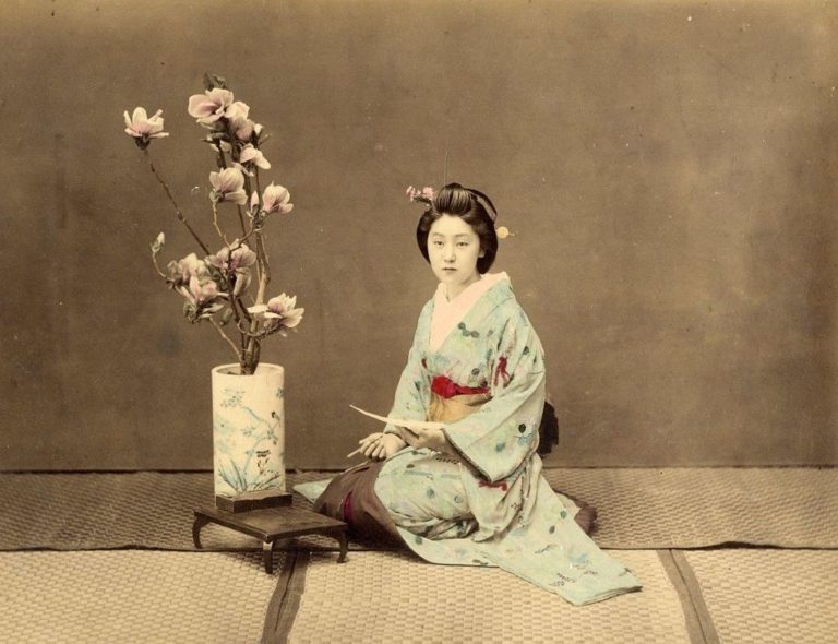Dlouhou dobu je tohle křehké umění čistě mužskou záležitostí, ženy se k ikebaně dostanou až na konci 19. století.