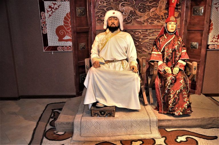 Čingischán nařídí také vytvoření gardy, která se stará o dozor nad vojáky a jeho bezpečnost.