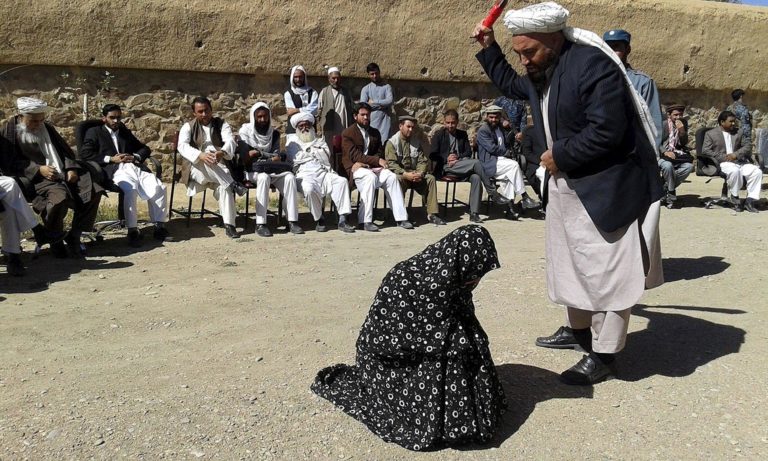 V Afghánistánu se cizoložství trestá bitím hole.