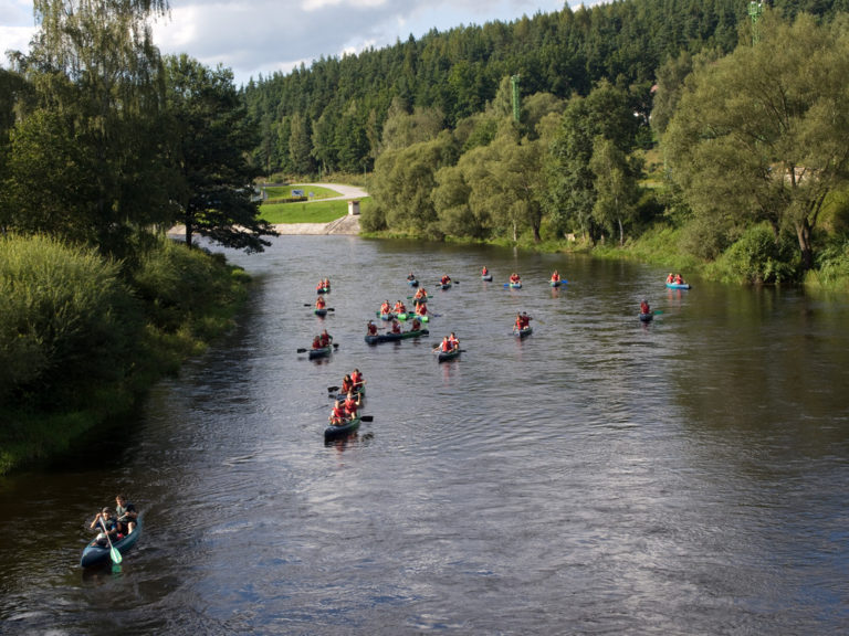 První kanoe vypluje na české řeky roku 1875. A tradice vodní turistiky je stále živá.