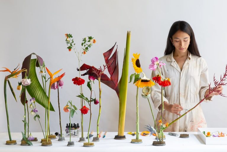 Práce s květinami podle Japonců odbourává stres, přináší odpočinek a skrze aranžování si člověk rozvíjí respekt k živým i neživým věcem.