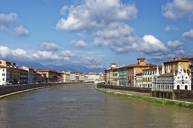 Město Pisa leží na březích řeky Arno a následkem specifického podloží jsou zde i jiné nakloněné stavby.