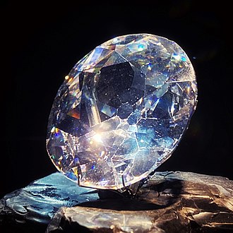 Diamant připomíná zářící horu světla. Odtud dostane svůj název.