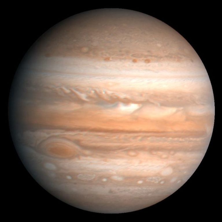Jupiter je zdoben barevnými pásy.