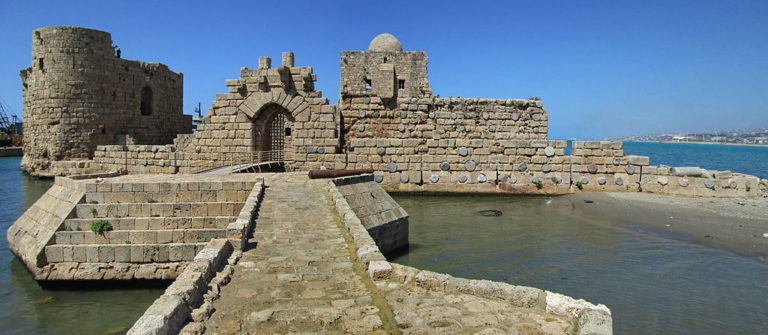 Sidón jen tak někdo nedobude. S pevninou ho spojuje jen úzký kamenný most.