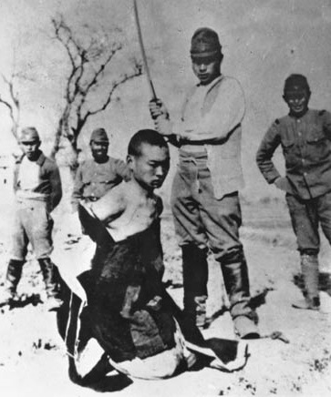 Japonští vojáci klidně stínají nevinné čínské civilisty.