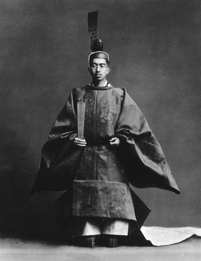 Japonský císař Hirohito oznámí světu kapitulaci své země.