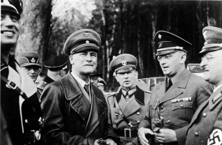 Wilhelm Frick (první zleva) navštěvuje v roce 1938 Sudety za přítomnosti Konráda Henleina (druhý zprava).