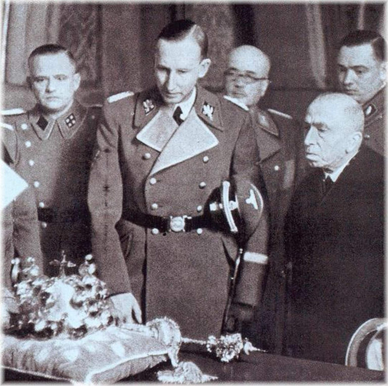 Zastupující říšský protektor Heydrich si v doprovodu prezidenta E. Háchy prohlíží korunovační klenoty.