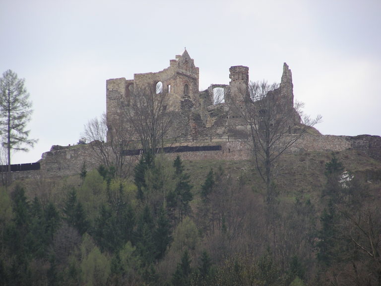 Hrad Potštejn je tvořen také stavebním materiálem z hrabětem rozebraného Velešova.
