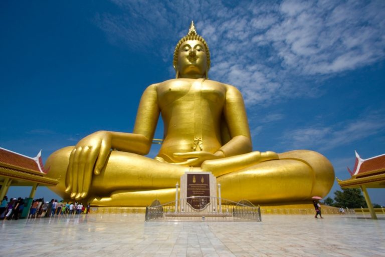Říká se, že kdo se dotkne pravé ruky Buddhy, čeká ho štěstí. Možná je to tím, že sedí v lotosové pozici, při které se medituje. V blízkosti skulptury se nachází park s menší sochou znázorňující osud hříšníků.