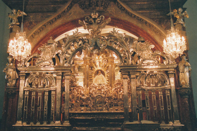 V rakouském Mariazellu vznikne trojlodní bazilika s bohatou vnitřní výzdobou. Ještě před jejím vznikem tu našel pomoc i český markrabě.