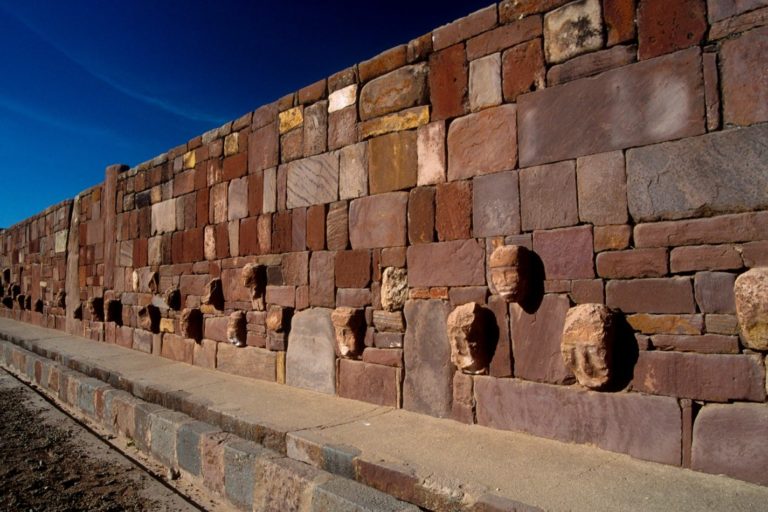 Tiwanaku v sobě skrývá tajemné výjevy a ukázky mistrné architektonické práce.