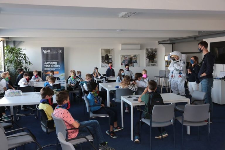 Druhým z partnerů akademie je agentura CzechInvest, která ve spolupráci s Ministerstvem dopravy a dalšími partnery připravila již třetí ročník festivalu kosmických aktivit Czech Space Week.
