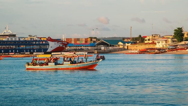 Všudypřítomné moře a tradiční život místních obyvatel, to je Zanzibar.