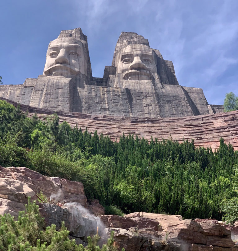 Sousoší připomíná americké Mount Rushmore, které se nachází v Jižní Dakotě ve Spojených státech amerických.