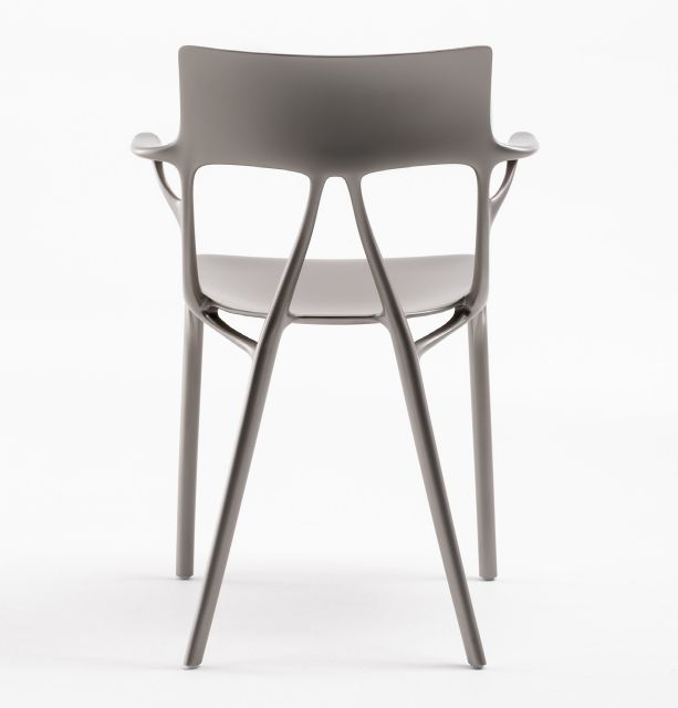 Židle příhodně pojmenovaná A. I. je výsledkem Starckovy spolupráce s italskou značkou Kartell, která je známá svým designovým nábytkem, a s platformou Autodesk Research.