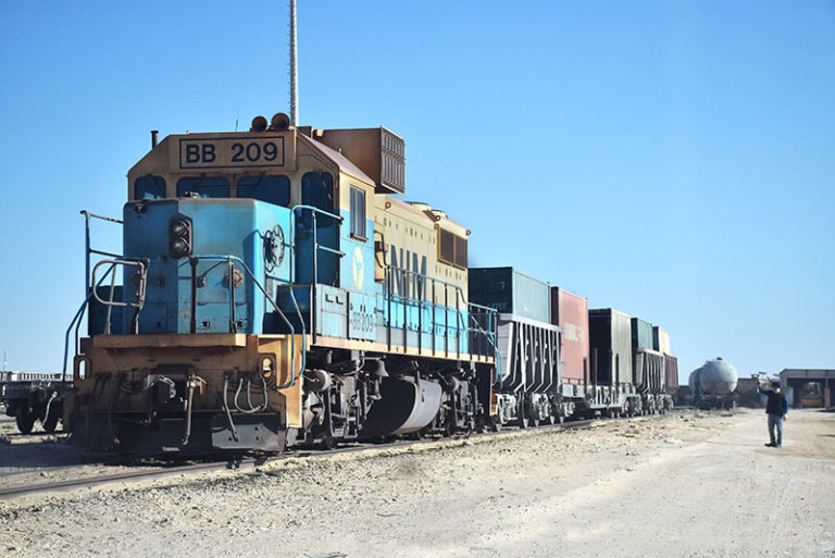 Na dopravu nákladu z nalezišť železné rudy je třeba zapřáhnout pořádně silné lokomotivy.