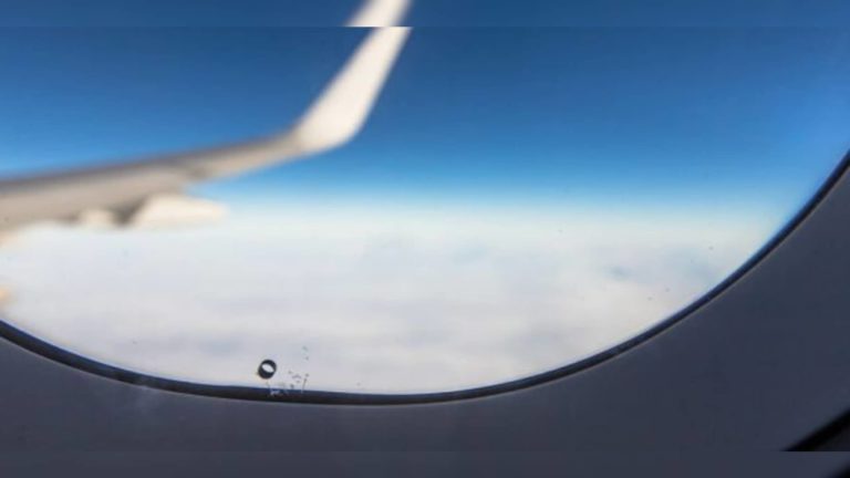Pouhé 2 mm měří v průměru dírka v letadlovém okénku. Už 20 let se stará o bezpečnost pasažérů.