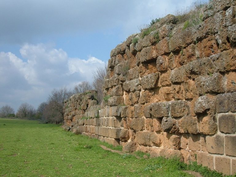 Zdi ve Faleri Nuovi tvořily mohutné hradby.