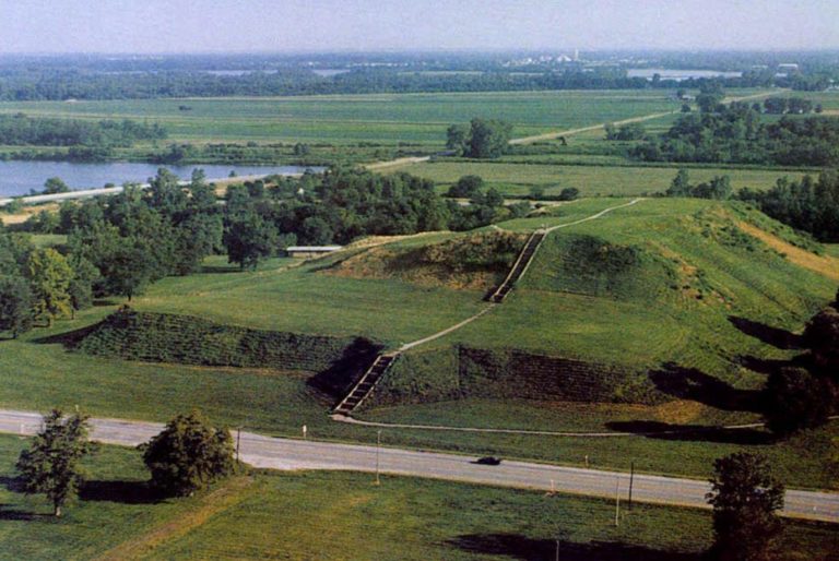 Monk's Mound má rozlohu větší, než pražské Václavské náměstí.