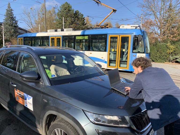 Česko jako první v Evropě testuje komunikaci i mezi vozy MHD, přejezdy či semafory.