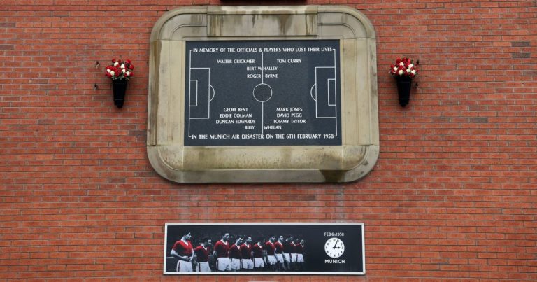 Jména z památníku na stadionu Old Trafford už kopou za nebeský výběr.