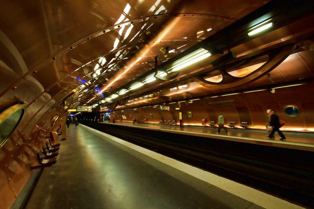 Stanice se nachází pod muzeem, věnovaným francouzskému technologickému pokroku a průmyslovému designu (Conservatoire national des arts et métiers).