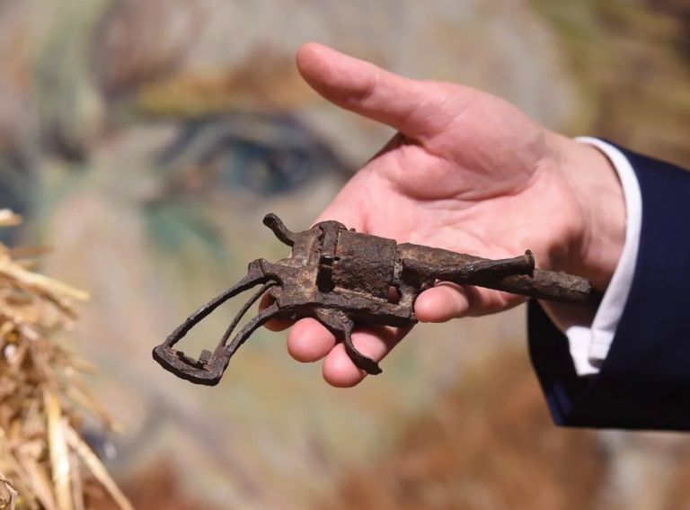Revolver, kterým se malíř zastřelil, se v roce 2019 vydražil za 4 miliony korun.