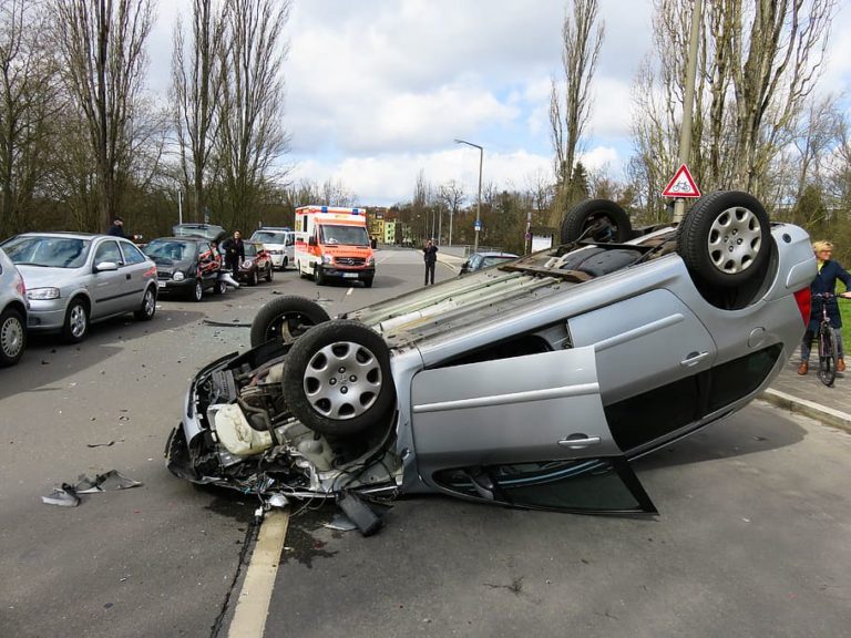Počet lidí, kteří zemřou v důsledku nehod na českých silnicích, každoročně klesá.