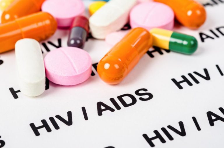 Vzniku onemocnění vždy předchází nákaza lidským virem HIV.