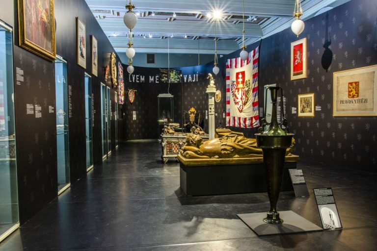 Výstava vznikla pod záštitou prezidenta republiky ve spolupráci Národního muzea, Kanceláře prezidenta republiky, Správy Pražského hradu a Vojenského historického ústavu Praha.