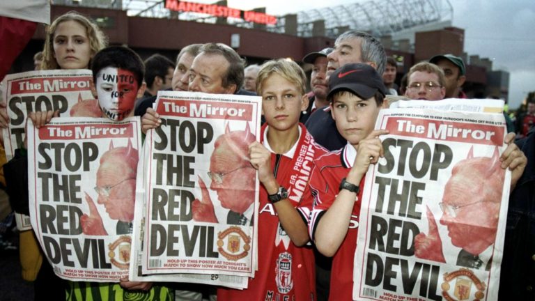 Ruperta Murdocha si nejednou vzaly na paškál konkurenční noviny. „Zastavte rudého ďábla“, hlásal The Mirror v roce 1998.